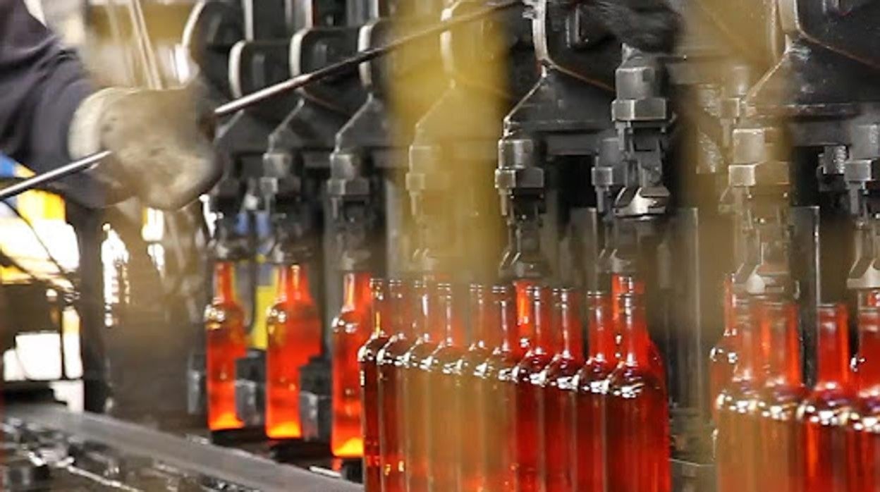 Fábrica embotelladora donde se hacen las botellas para el vino