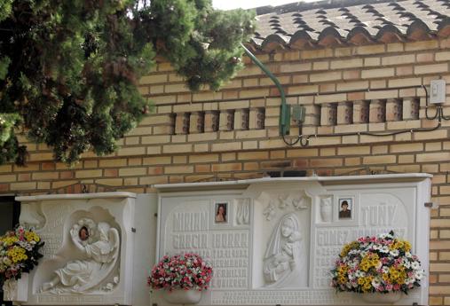 Imagen de los nichos de las niñas de Alcàsser tomada en el cementerio de la localidad valenciana