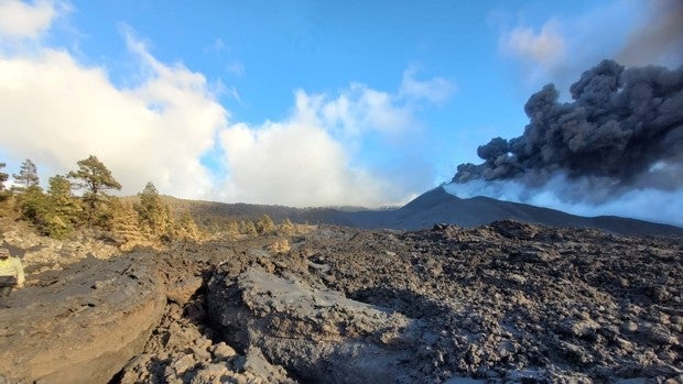 Sube la señal del tremor y la emisión de lava en el volcán de La Palma, sin nuevos daños