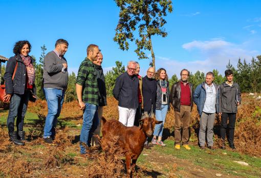 Chipperfield en el centro con otros integrantes del Laboratorio Ecosocial y comuneros de Rianxo