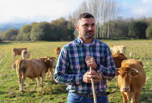 Michel con su ganadería de rubia galega en las Brañas de Laíño