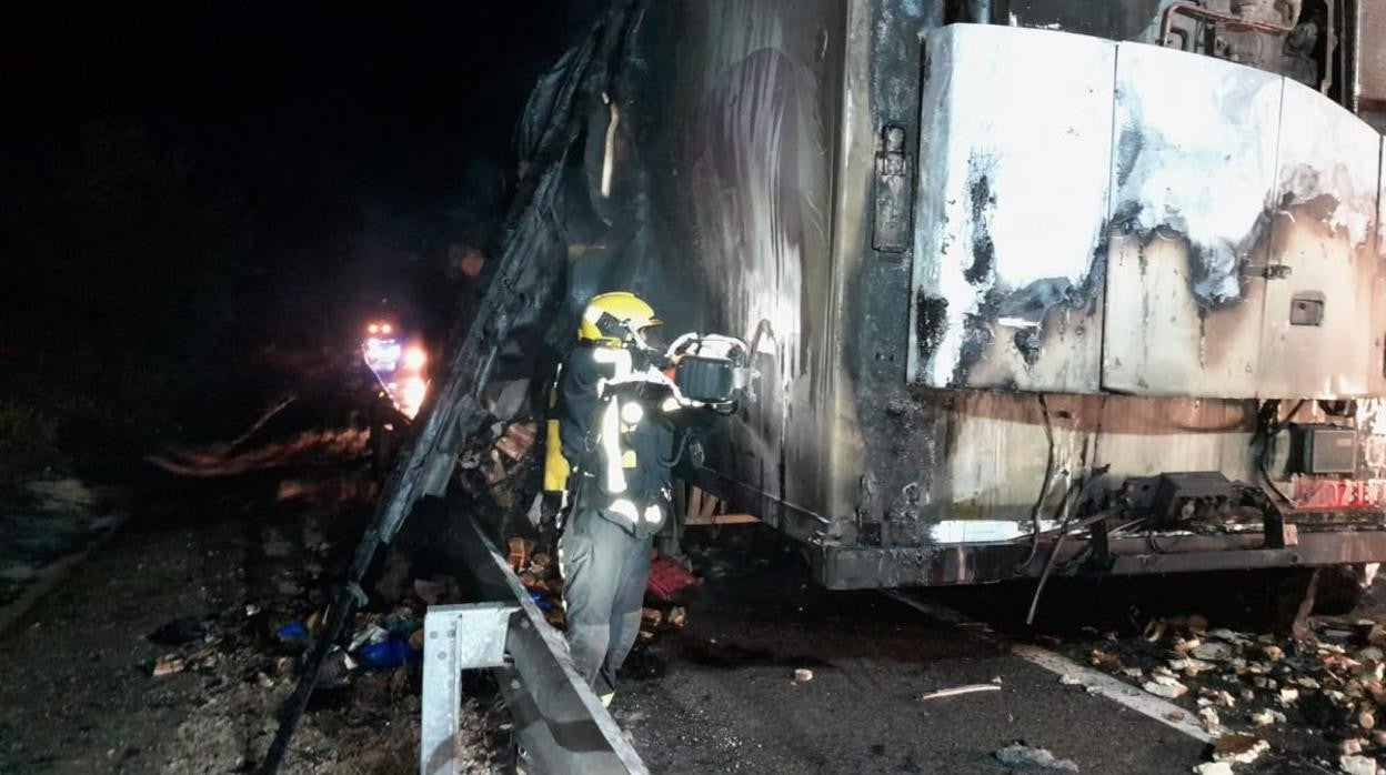 El incendio de un camión con aceite vegetal obliga a cortar un carril de la A-3 en Cervera del Llano