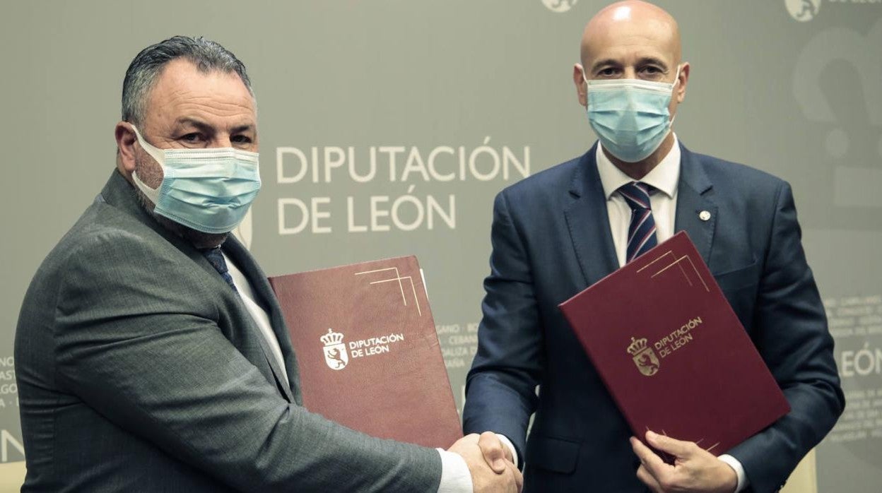 El presidente de la Diputación, Eduardo Morán, y el alcalde de León, José Antonio Diez, en la firma del convenio de colaboración