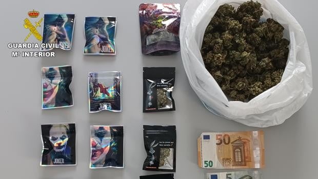 Detenido cuando vendía droga cerca de un colegio de Vinaroz camuflada en envoltorios de Buggs Bunny