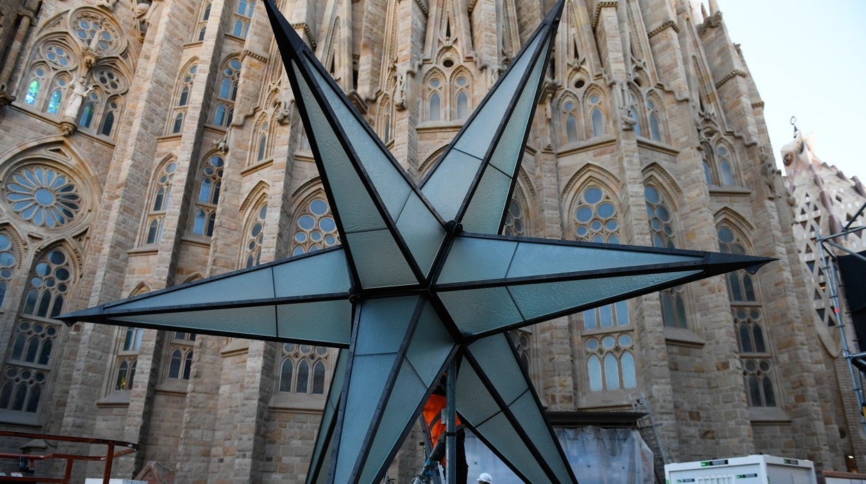 Vista de la estrella que coronará la Torre de la Virgen María