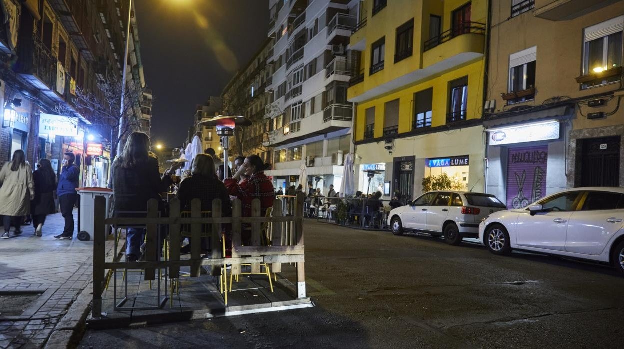 Terraza Covid instalada en una banda de aparcamiento en la calle de Ponzano