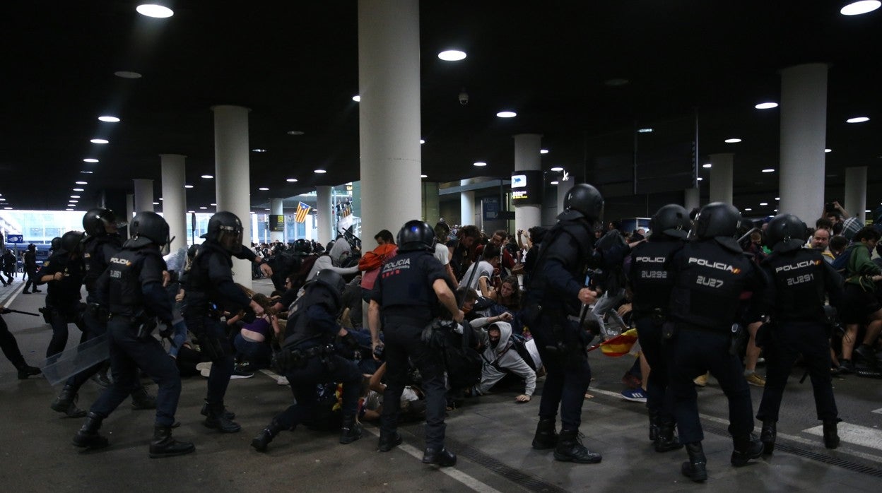 Carga policial en el aeropuerto de Barcelona durante los disturbios de 2019