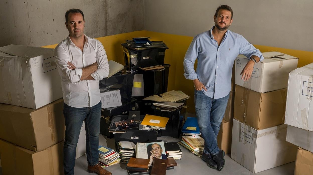 Javier Chicote y Juan Fernández-Miranda, con los documentos del archivo de Manglano