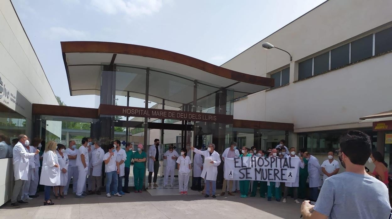 Personal médico y sanitario en una de las manifestaciones de protesta por la escasez de medios en Alcoy