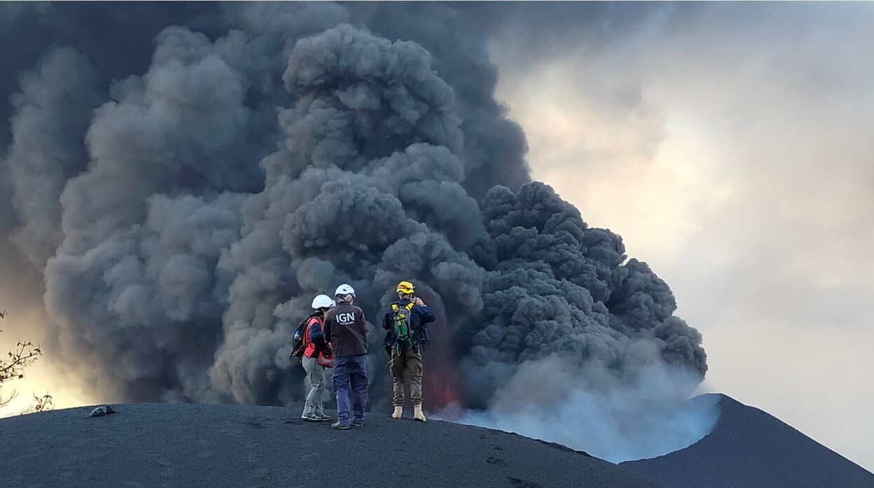 Técnicos del IGN trabajan en una zona cercana al cono eruptivo