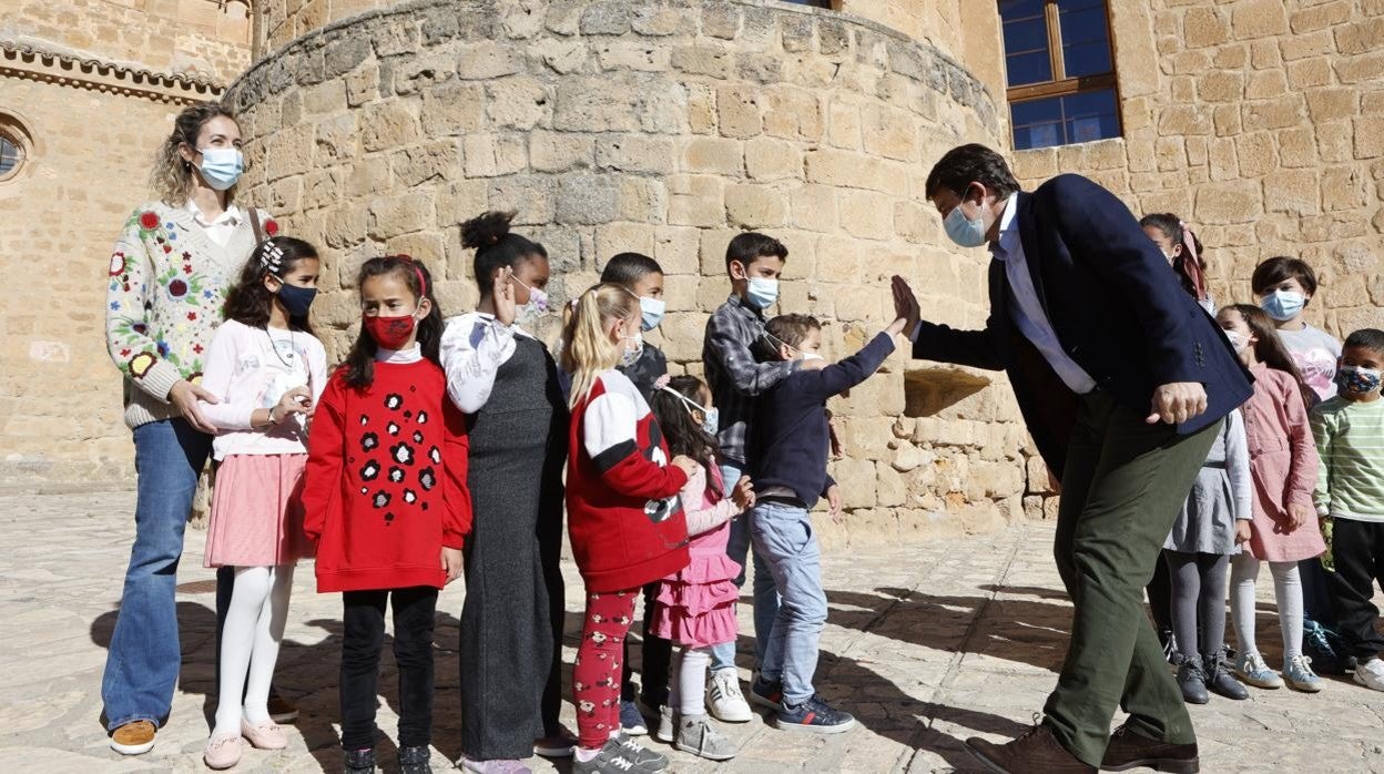 El presidente de la Junta de Castilla y León, Alfonso Fernández Mañueco, saluda a unos escolares en su visita el castillo de Monteagudo de las Vicarías