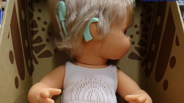 Las muñecas se superan en realismo con implantes auditivos que valen 10.000 euros en la vida real