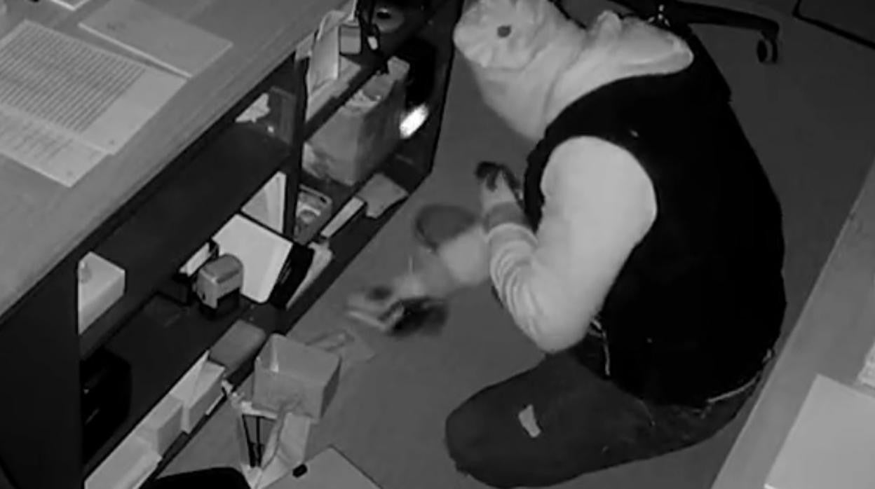 Uno de los ladrones durante un robo en un club deportivo