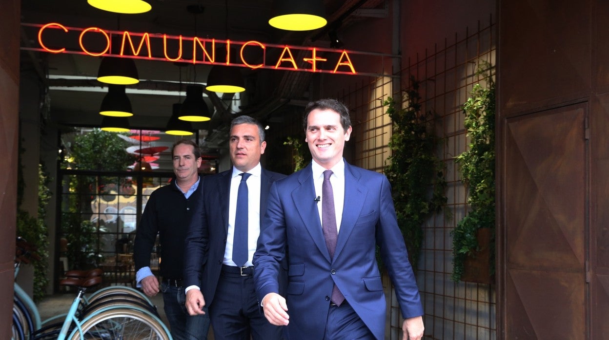 Daniel Bardavío (al fondo a la izquierda), entonces fuera de Cs, asistió también a Albert Rivera cuando anunció su fichaje por un despacho de abogados