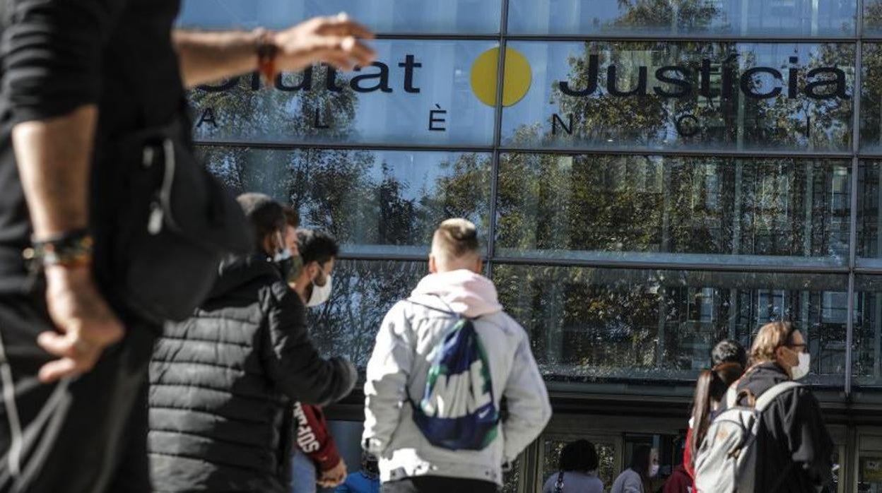 Colas en el acceso a la Ciudad de la Justicia de Valencia