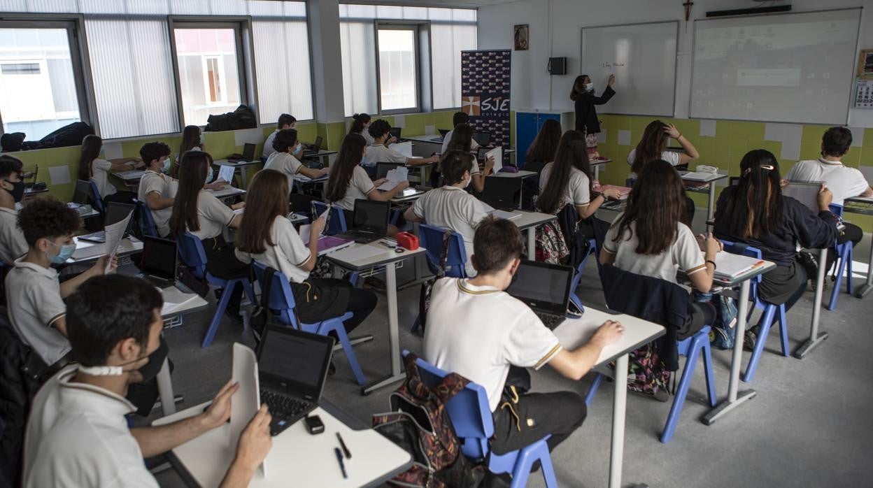 Una clase con las correspondientes medidas sanitarias en un colegio de Madrid