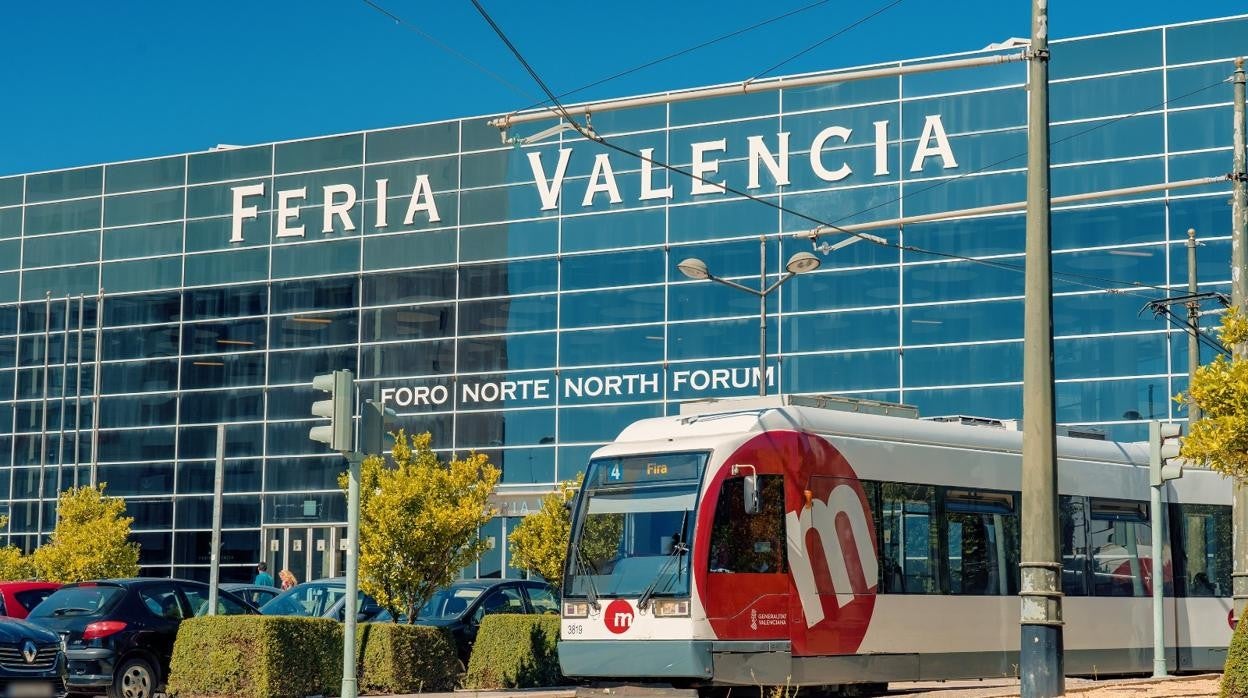 Imagen de un tranvía del Metro de Valencia a su paso por Feria Valencia