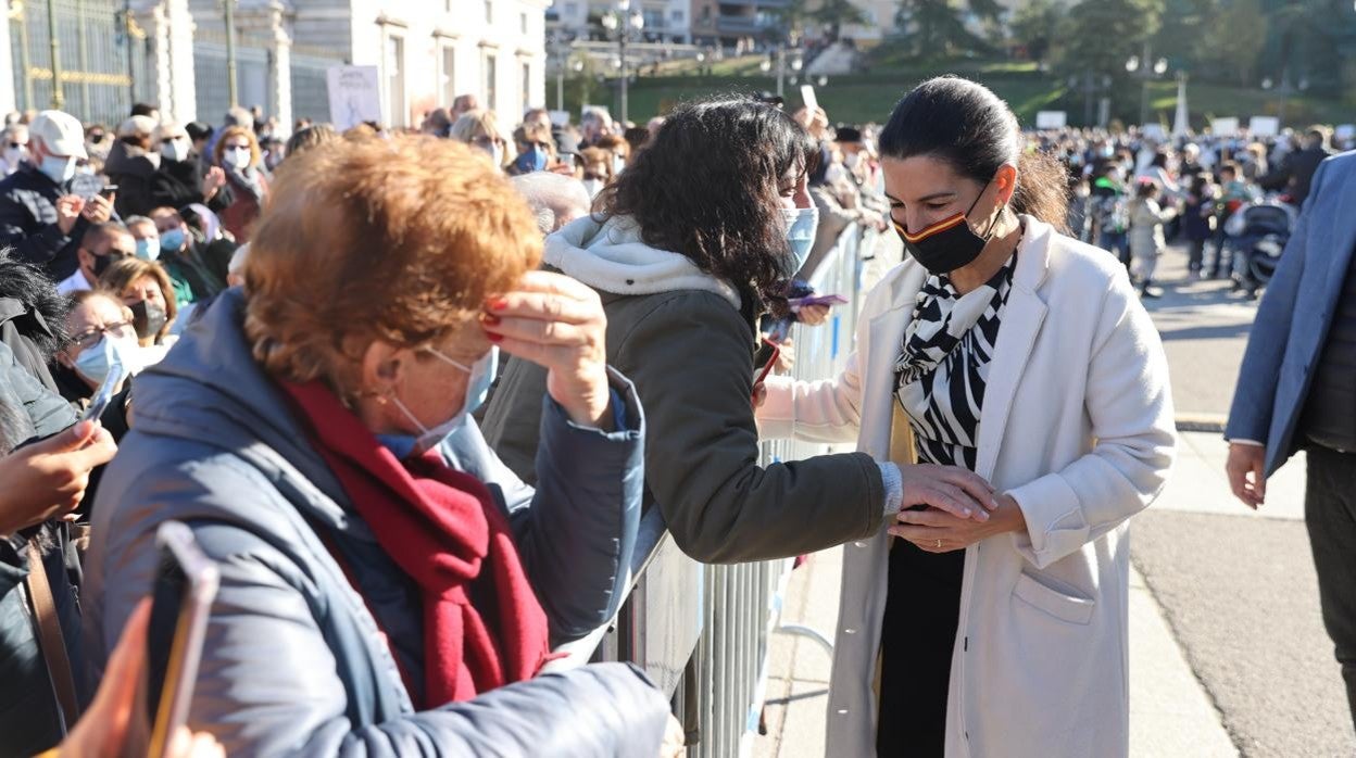 Rocío Monasterio (Vox) atiende, ayer, a unos feligreses durante los actos de La Almudena