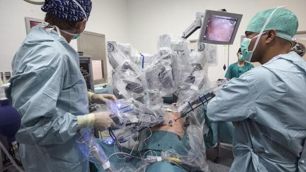 Robots la tecnología quirúrgica en la que está la cola de España