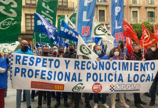 Pancartas y banderas en la cabecera de la manifestación