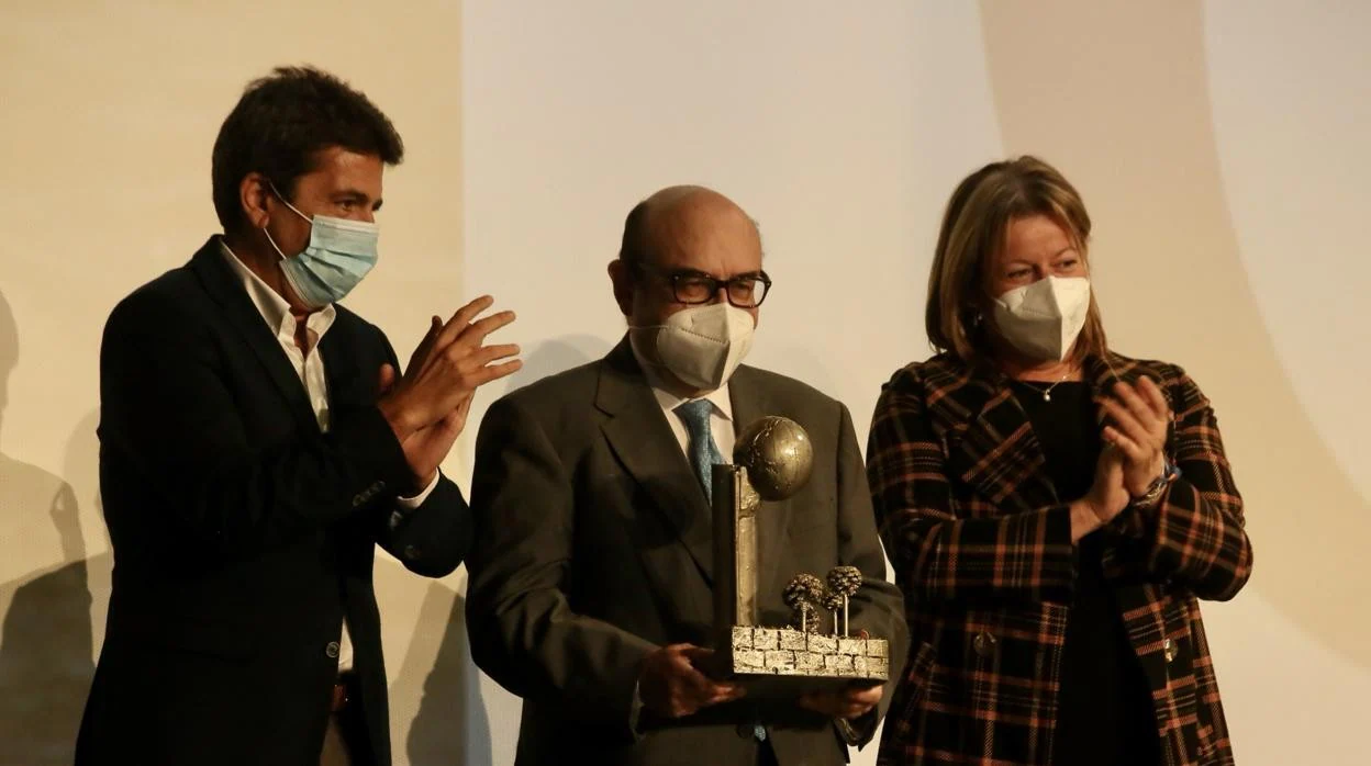 Carlos Mazón, Francisco Cabezas y Ana Serna, en la entrega del premio al experto en agua