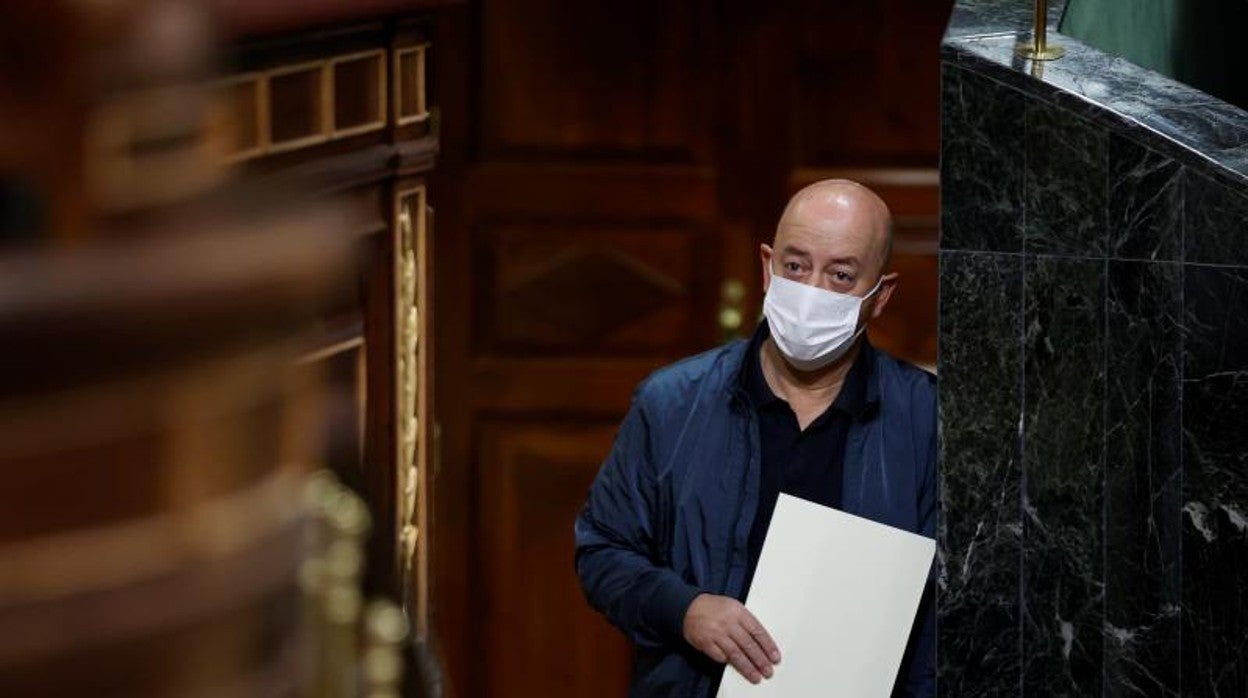 El diputado del PSOE Odón Elorza asiste a la segunda jornada de debates de las siete enmiendas a la totalidad del proyecto de Ley de Presupuestos Generales