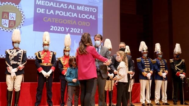 Mañueco asegura que la nueva convocatoria garantizará la cobertura rural de policías locales