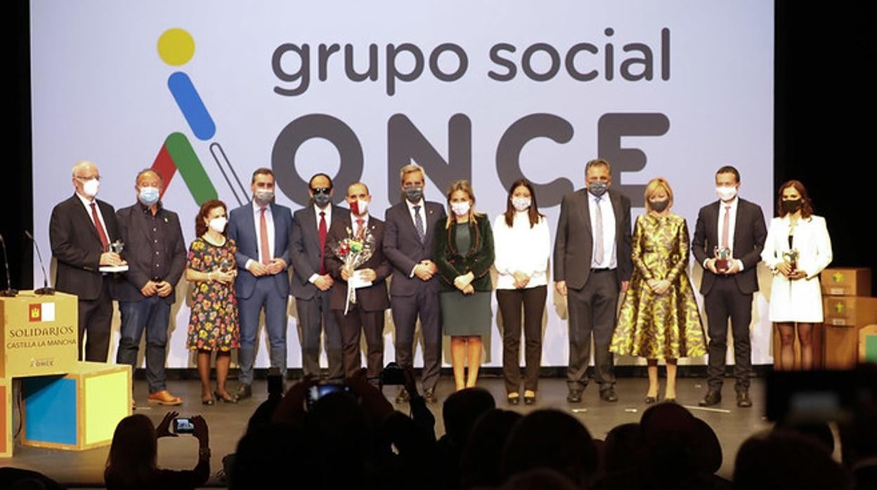 Foto de familia de todos los galardonados con los premios ONVE