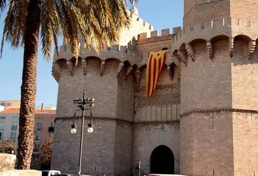 Imagen de archivo de una bandera independentista colgada por un grupo de radicales en Valencia