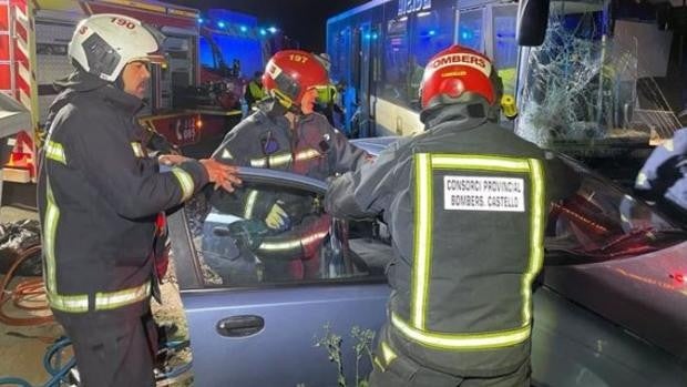 Cinco heridos en un accidente entre un coche y un autobús en Burriana