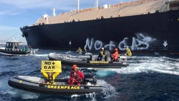 Capitanía Marítima sanciona a Greenpeace con 170.000 euros por bloquear un buque gasero en Sagunto