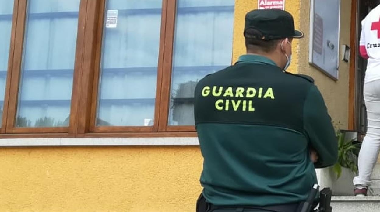 Un agente de la Guardia Civil