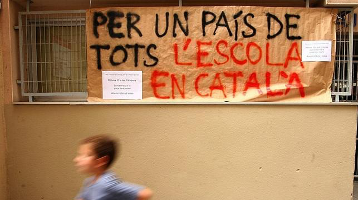 Cartel en una escuela de Cataluña reivindicando que el catalán sea la única lengua en las aulas