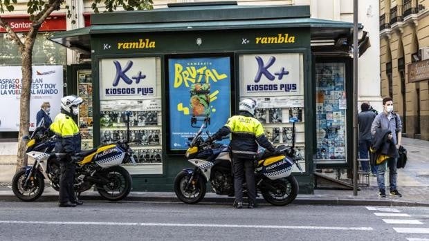 Una mujer agrede a los policías que le pidieron que se pusiera la mascarilla en un restaurante de Castellón