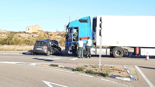 Una persona muerta y tres heridas en un choque entre un camión y un turismo en Cariñena