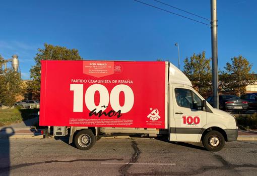 Camión que recorre las calles de Toledo en el Centaenario del Partido Comunista