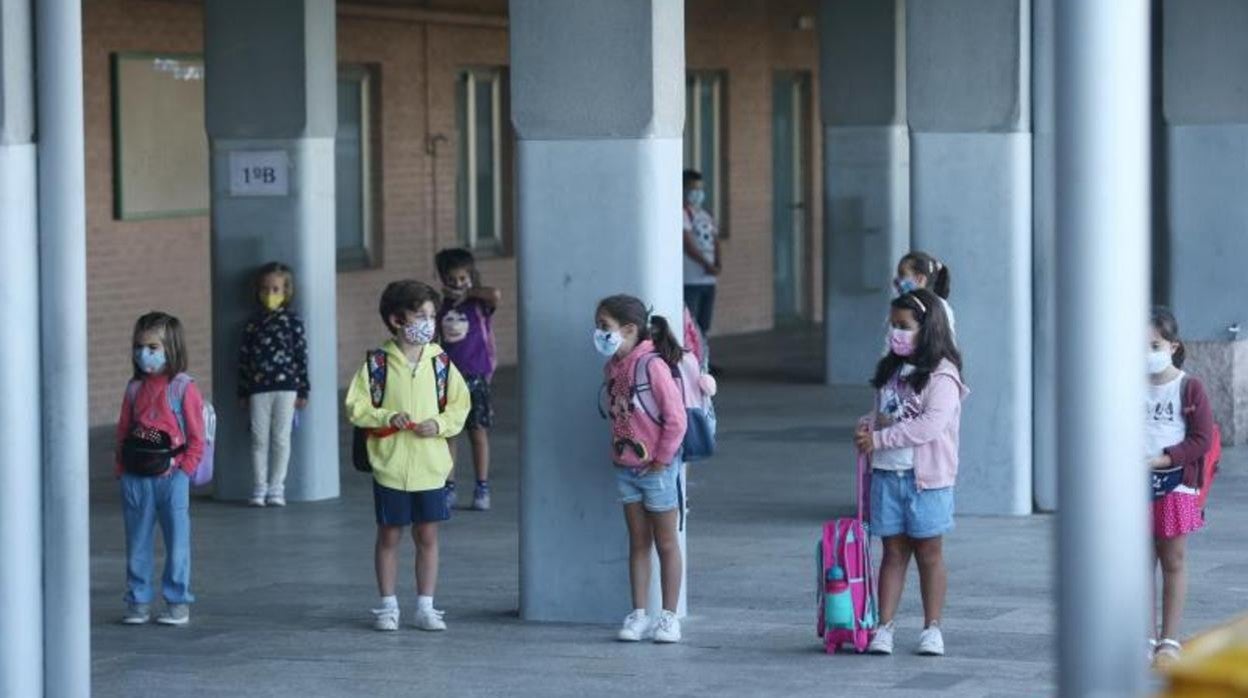 Niños con mascarilla y respetando la distancia en un colegio de Santiago