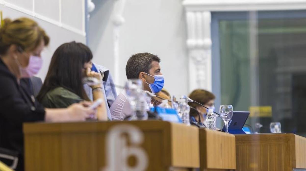 Carlos Mazón durante una sesión plenaria de la Diputación de Alicante junto a su vicepresidanta, Julia Parra (Ciudadanos)