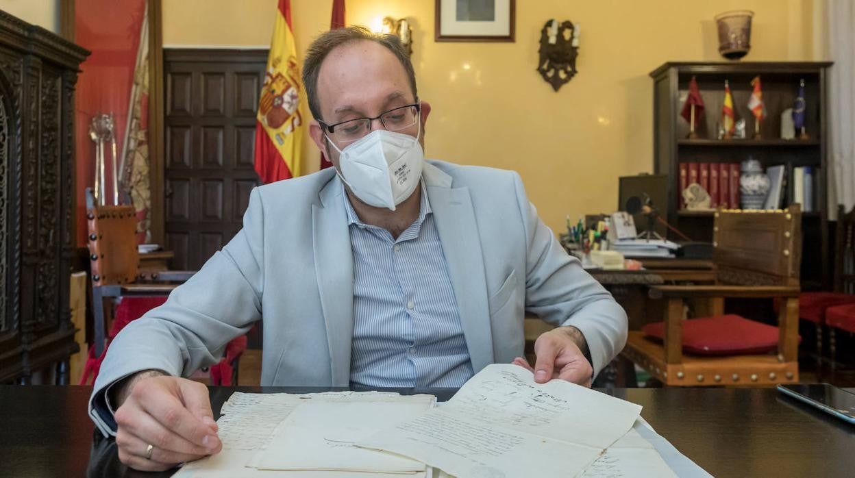 El alcalde de Ciudad Rodrigo, Marcos Iglesias, observa legajos en los que se defiende la diócesis