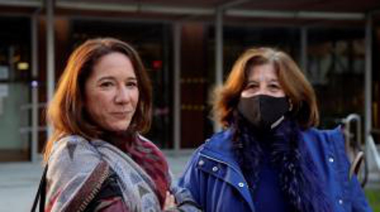 Rosa Fernández, hermana de Déborah, y Rosa Neira, su madre ayer