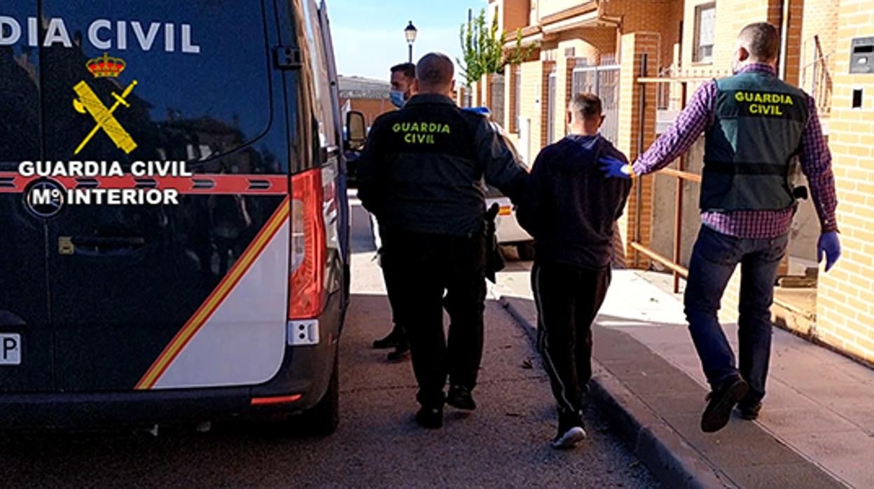 Iván Jorge vuelve al furgón de la Guardia Civil después de presenciar el registro de su vivienda, un chalé okupado en la calle La Encomienda de El Viso de San Juan