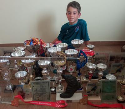 Julio, con los trofeos que ha ganado a sus 9 años