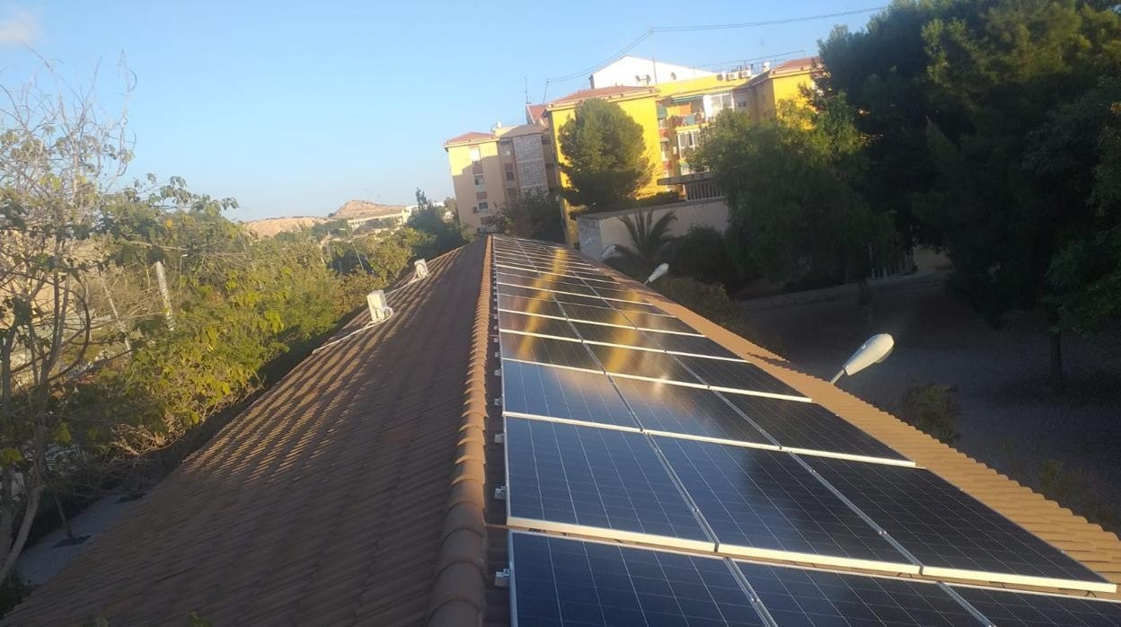 Instalaciones solares fotovoltaicas en un edificio en Alicante