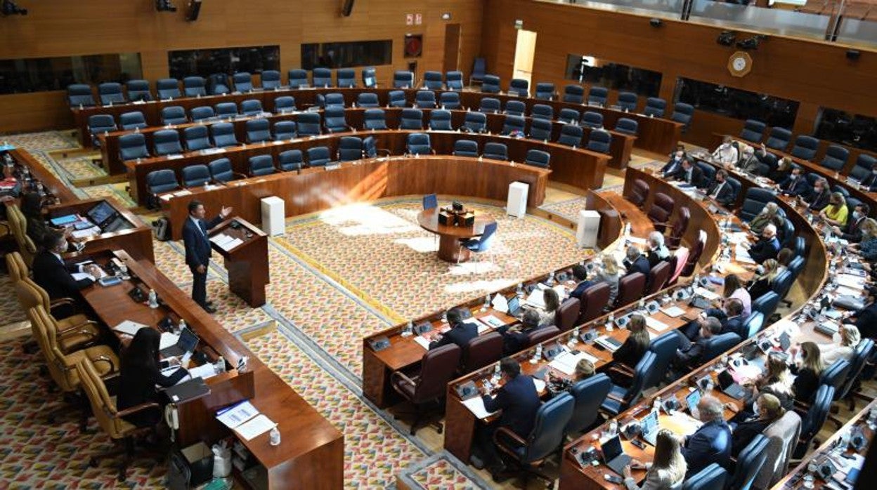 La bancada de la oposición vacía tras abandonar el pleno del pasado día 11