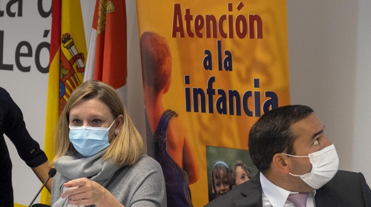 La consejera de Familia e Igualdad de Oportunidades, Isabel Blanco, presenta el Programa de Actuaciones Estratégicas para prevenir y combatir la Pobreza Infantil En la imagen, junto al delegado de la junta en Salamanca Eloy Ruiz