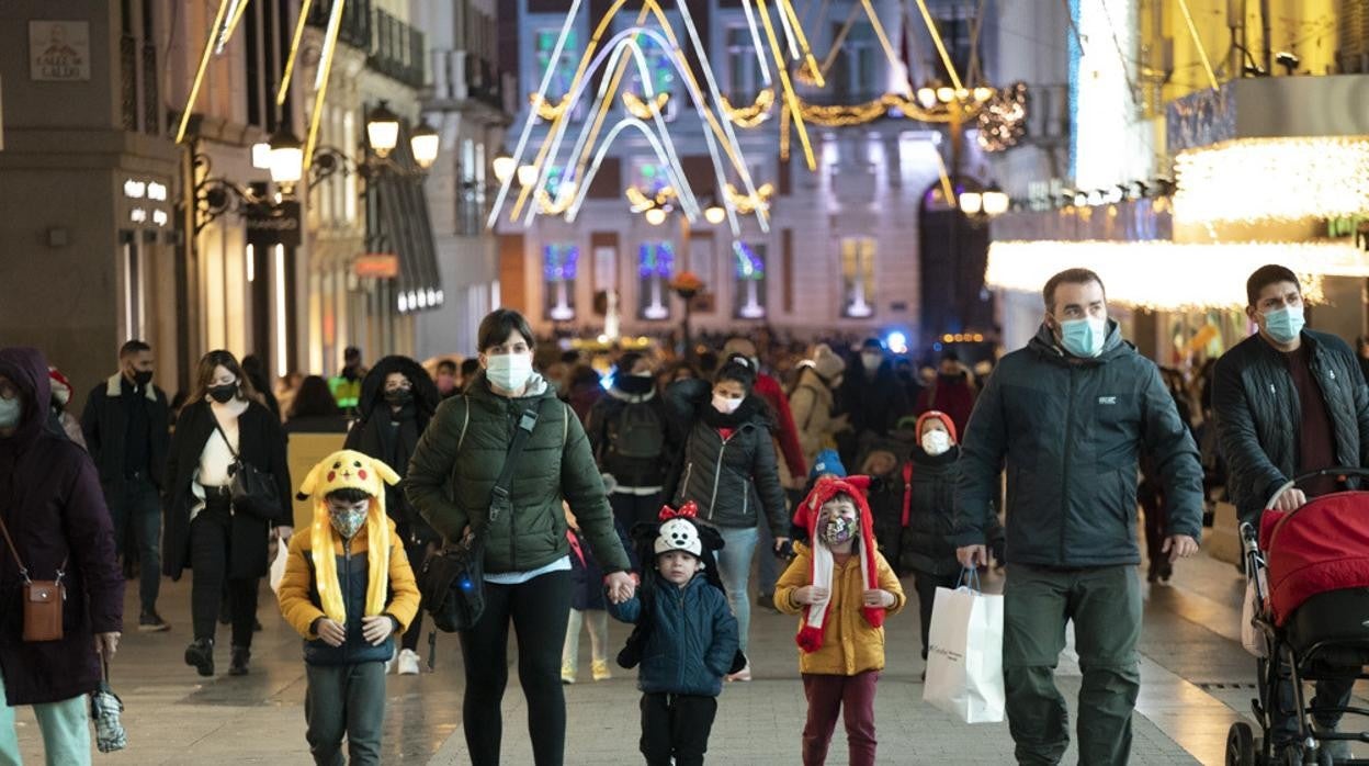 Personas caminan por la calle Preciados en Madrid