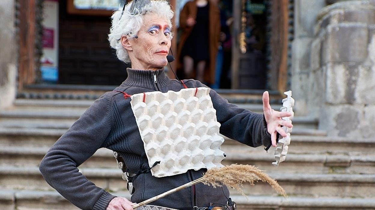 Ángeles Carmona interpreta un fragmento del 'Quijote' en las calles de Toledo
