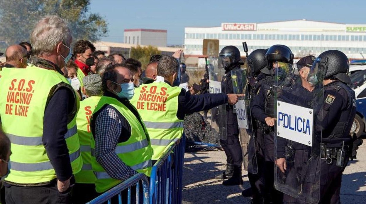 La protesta concluyó frente a la empresa Schreiber Foods, en el polígono industrial Torrehierro