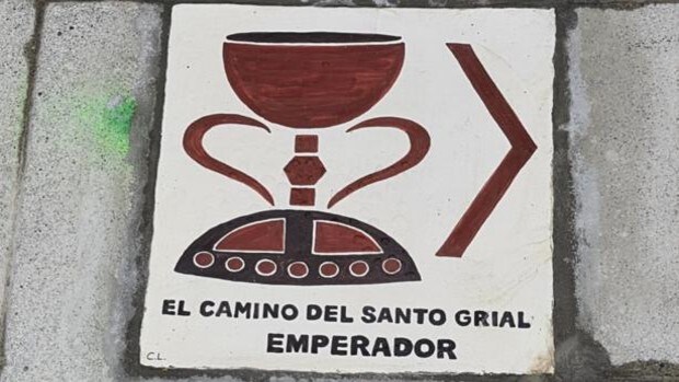 La primera baldosa de señalización del Camino del Santo Grial se instala en el pueblo más pequeño de España
