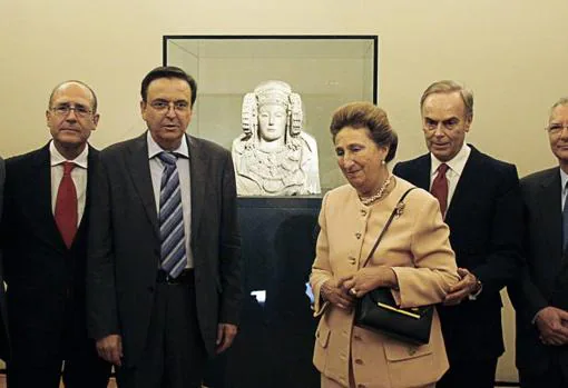 La Dama de Elche expuesta en Elche en 2006, durante la visita de la Infanta Margarita, junto al alcalde Diego Maciá